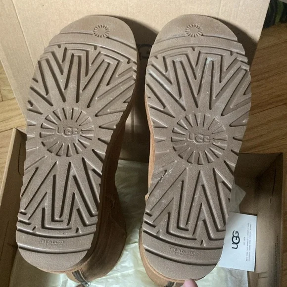 Good used condition UGG Classic Short - Picture 3 of 10